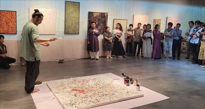 Triển lãm 'Chạm': Không gian nghệ thuật gợi mở và kết nối