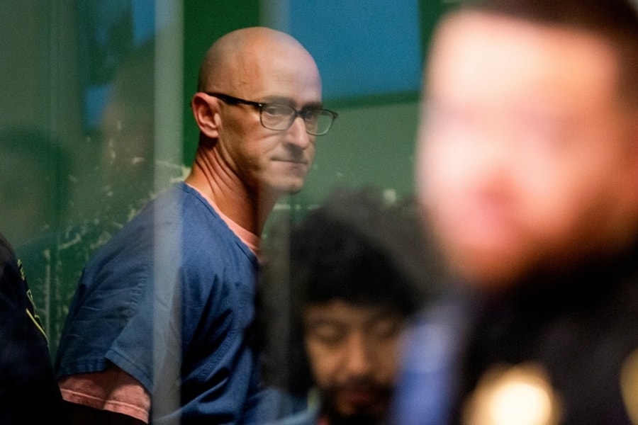 Cựu phi công ăn "nấm ma thuật" rồi tắt động cơ máy bay đang chở 80 khách