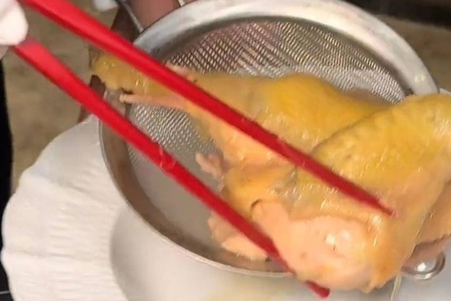 Trung Quốc: Xôn xao vụ khách ăn nửa con gà phải thanh toán 7,3 triệu đồng