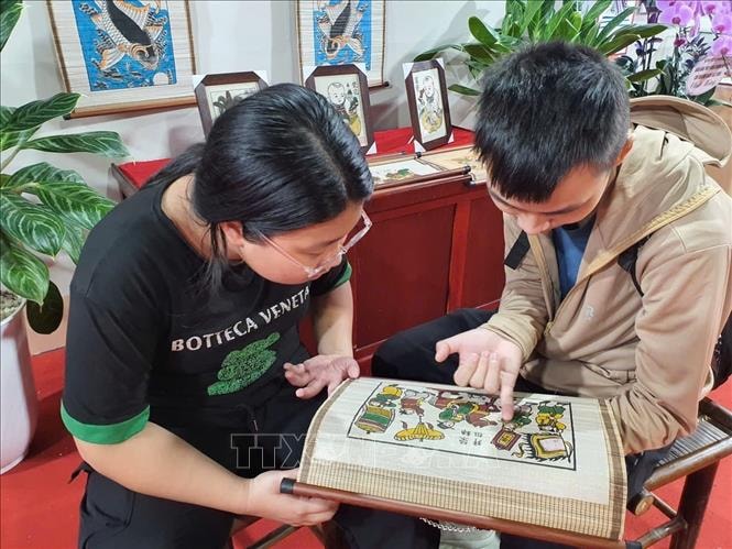 Tranh Đông Hồ tại Triển lãm thành tựu đất nước: Màu dân tộc sáng bừng trên giấy điệp