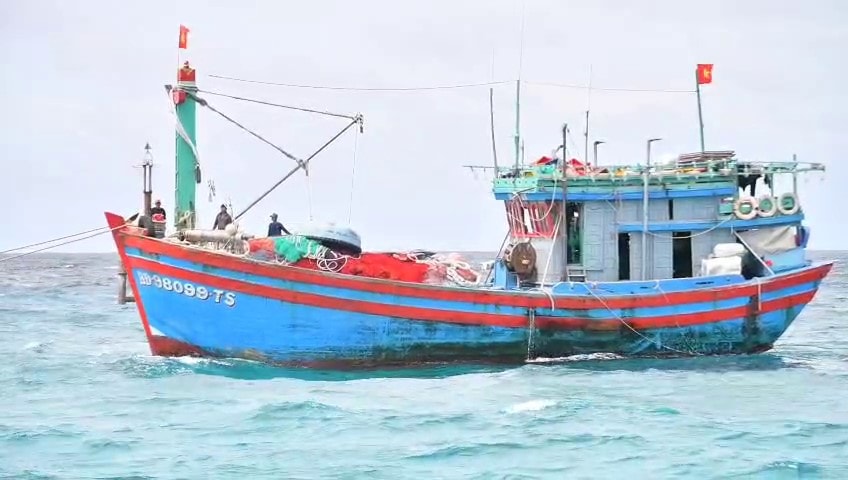 Đảo Sơn Ca hỗ trợ tàu cá ngư dân Gia Lai gặp sự cố trên biển