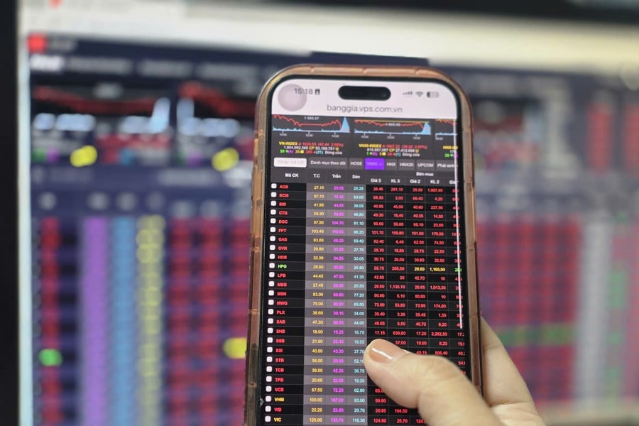 Áp lực bán lan rộng, VN-Index mất hơn 42 điểm