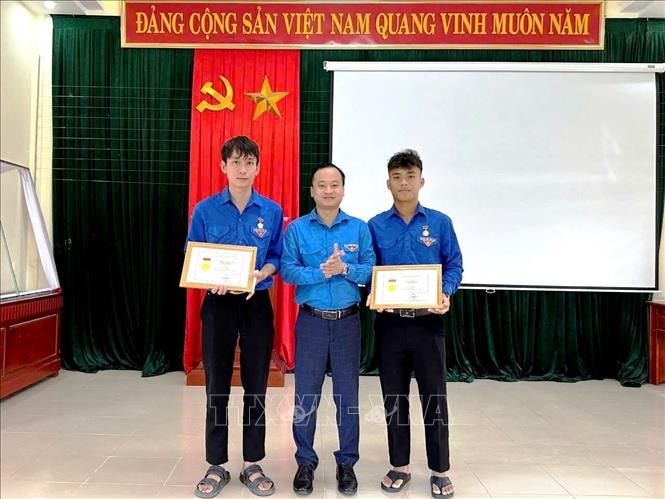 Trao huy hiệu 'Tuổi trẻ dũng cảm' tặng đoàn viên thanh niên cứu người đuối nước