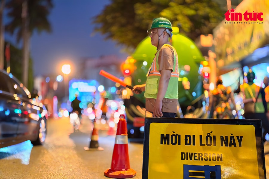 Kịp thời hỗ trợ người dân ngõ Giang Văn Minh trong vụ phun trào bùn