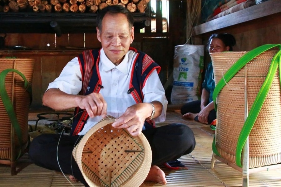 Già làng Cơ Tu nỗ lực giữ gìn nghề đan lát