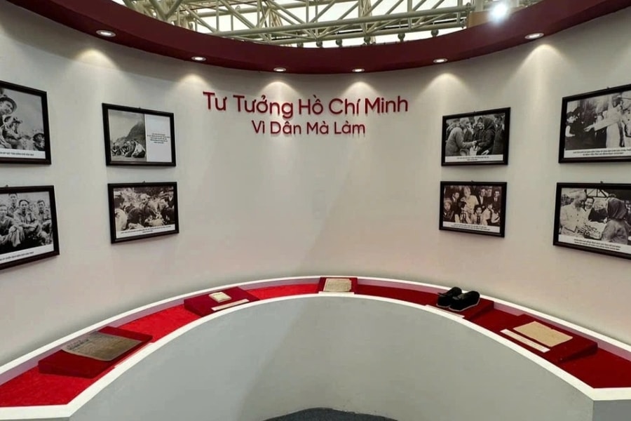 250 ảnh quý về Bác trưng bày ở gian hàng tỉnh Cao Bằng tại triển lãm 80 năm