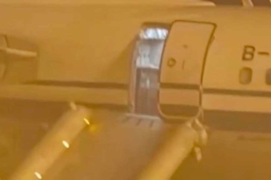 Đi vệ sinh lại mở cửa thoát hiểm máy bay, hành khách bị phạt 287 triệu đồng