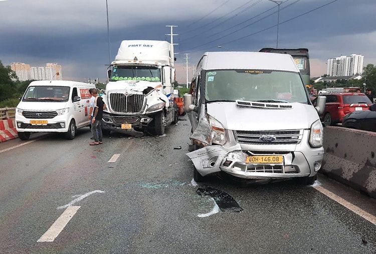 TP Hồ Chí Minh: Tai nạn liên hoàn 4 ô tô trên cầu Phú Hữu, giao thông ùn ứ