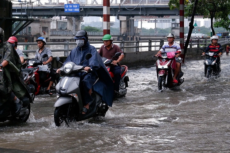 TP Hồ Chí Minh: Nhiều tuyến đường ngập do mưa lớn kết hợp triều cường