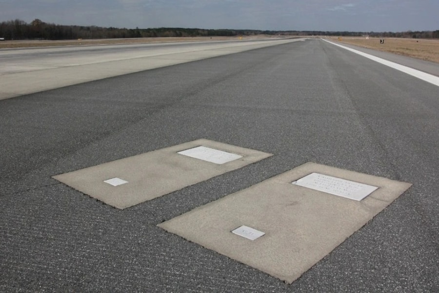 Chuyện về 2 ngôi mộ nằm trơ trọi giữa đường băng của sân bay