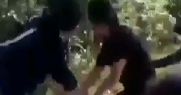 Clip nữ sinh bị nhóm bạn dùng mũ bảo hiểm, tay chân đánh liên tiếp vào đầu, mặt