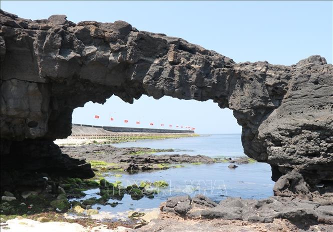 Cổng Tò Vò (Lý Sơn): Khẳng định vẻ đẹp và giá trị vô giá của kiệt tác thiên nhiên