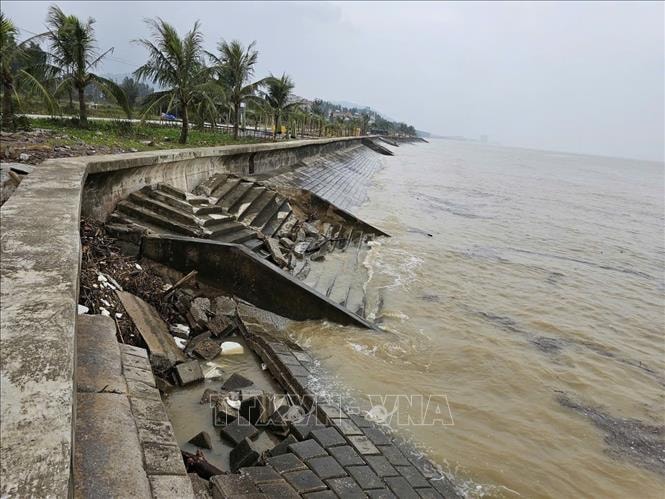 Lên phương án xử lý công trình gác canh hình dáng bàn tay ở biển Hải Tiến