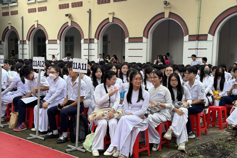 Phụ huynh vất vả đưa đón con khi TP Hồ Chí Minh áp dụng lịch học mới