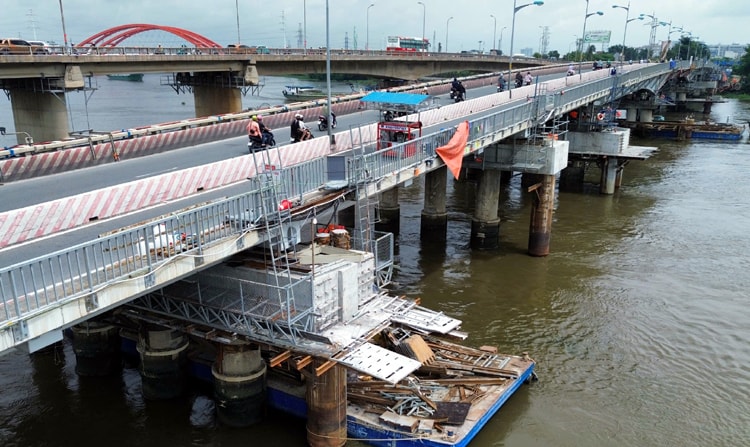 TP Hồ Chí Minh: Cầu Bình Triệu 1 được nâng cao hơn 1 mét bằng 106 kích thủy lực
