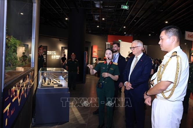 Phu quân Toàn quyền Australia thăm Bảo tàng Lịch sử Quân sự Việt Nam
