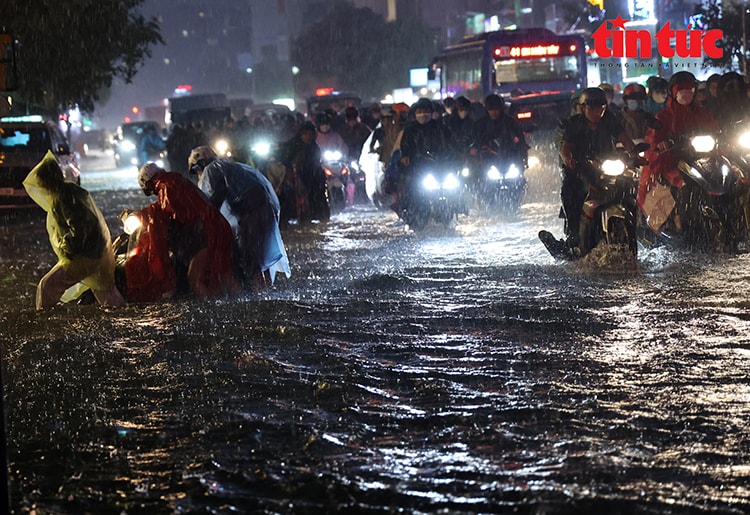 Mưa lớn gây ngập hàng loạt tuyến đường ở TP Hồ Chí Minh