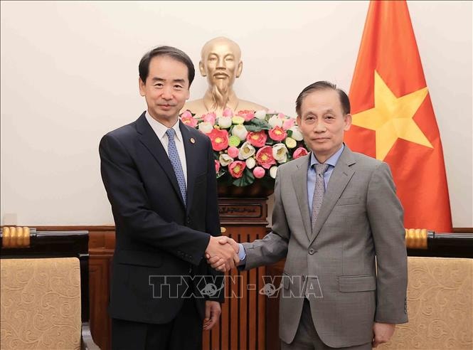 Bí thư Trung ương Đảng, Quyền Bộ trưởng Ngoại giao Lê Hoài Trung tiếp Đại sứ Trung Quốc tại Việt Nam