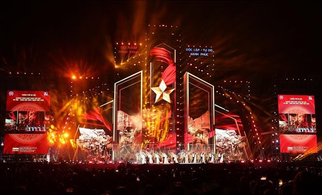 Concert 'Tôi yêu Tổ quốc tôi' và màn bắn pháo hoa sẽ khép lại Triển lãm thành tựu đất nước