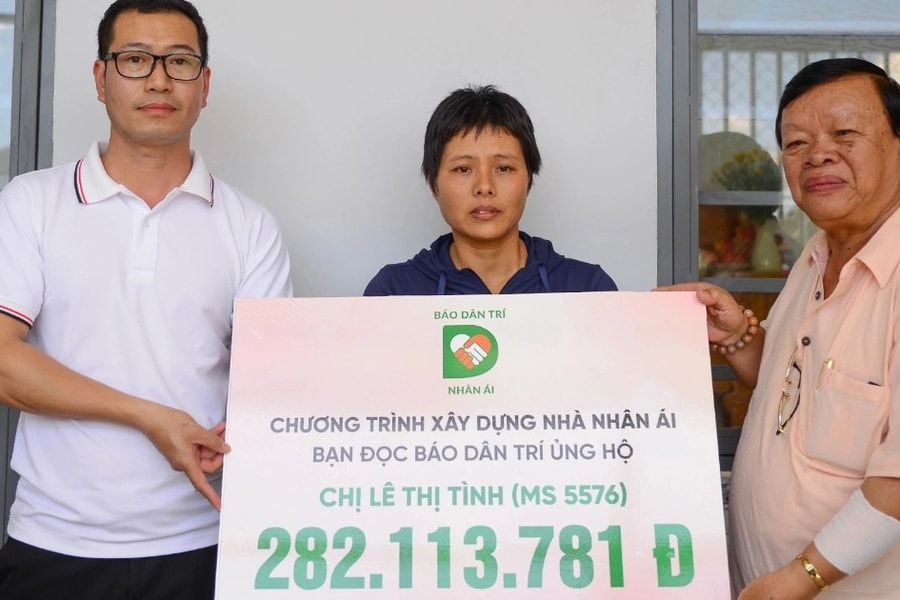 Người mẹ nghèo ở Lâm Đồng rơi nước mắt khi đón nhận căn nhà mơ ước