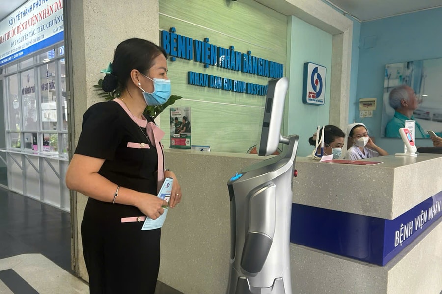 Người bệnh thích thú với robot 'tiếp tân' ở TP Hồ Chí Minh