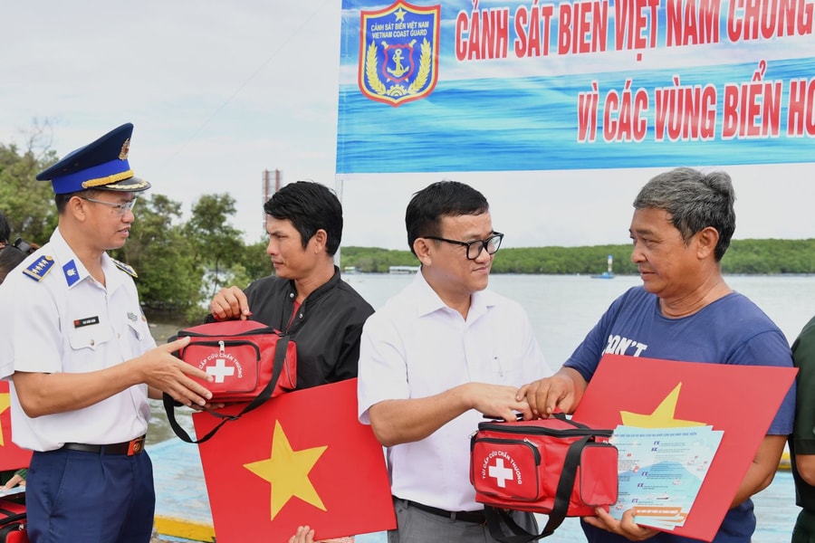 Bộ Tư lệnh Vùng Cảnh sát biển 3 đồng hành cùng ngư dân xã đảo Thạnh An