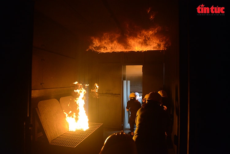 Hàng trăm người dân TP Hồ Chí Minh tập huấn thoát nạn khi xảy ra hỏa hoạn