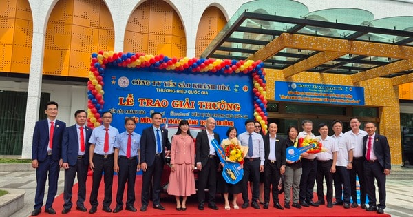 Một nữ khách hàng trúng ô tô Kia Sonet khi dùng sản phẩm Yến sào Khánh Hòa Sanest