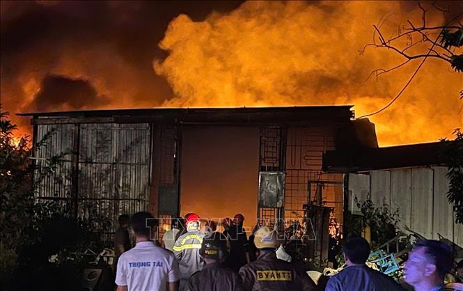 Quảng Ngãi: Khống chế vụ cháy lớn tại kho phế liệu ở phường Đăk Cấm