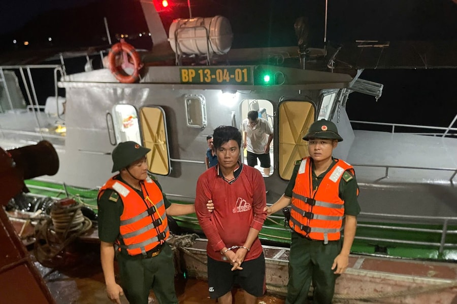 Bắt giữ đối tượng truy nã lẩn trốn trên tàu cá tại vùng biển phía Nam