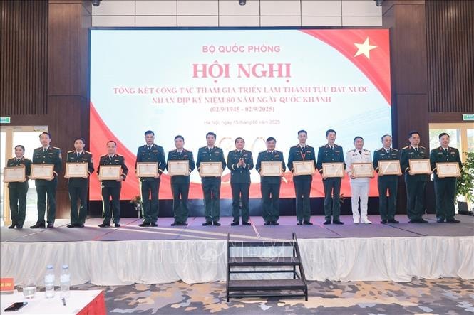 Bộ Quốc phòng khen thưởng tập thể, cá nhân có đóng góp xuất sắc trong Triển lãm thành tựu đất nước