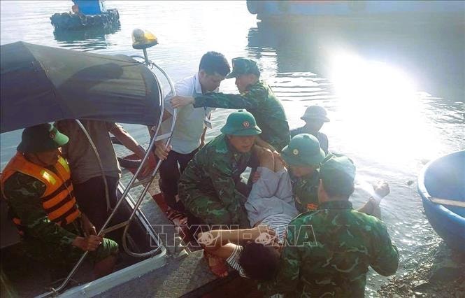 Nghệ An: Kịp thời cứu một ngư dân bị tai nạn lao động trên biển