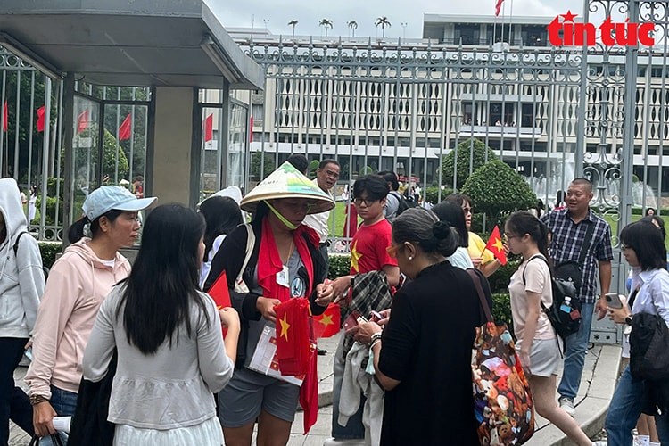 TP Hồ Chí Minh: Hàng rong 'bủa vây' Dinh Độc Lập chèo kéo du khách