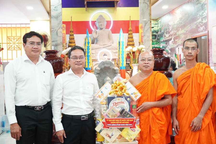 TP Hồ Chí Minh: Thăm và chúc mừng lễ Sen Dolta của đồng bào Khmer