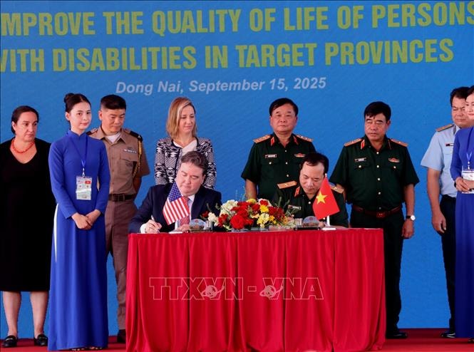 Việt Nam - Hoa Kỳ nỗ lực làm sạch ô nhiễm dioxin, cải thiện cuộc sống người khuyết tật