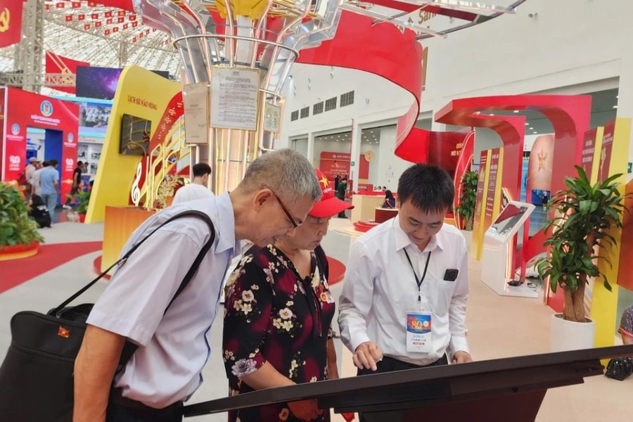 Nhiều năm tuyệt vọng, gia đình bất ngờ tìm thấy mộ liệt sỹ tại triển lãm