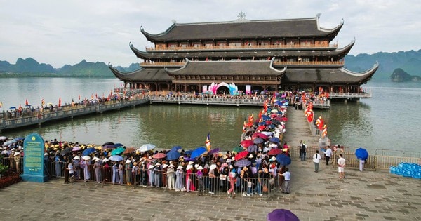 VIDEO: "Biển" người đổ về chùa Tam Chúc chiêm bái xá lợi Đức Phật