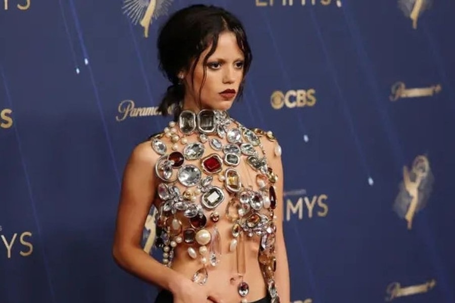 Sao nữ mặc hở bạo lấn át Lisa