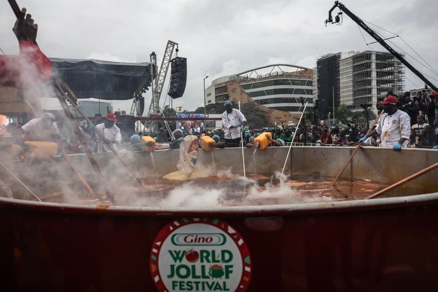 Nồi cơm jollof khổng lồ của Nigeria lập kỷ lục Guinness