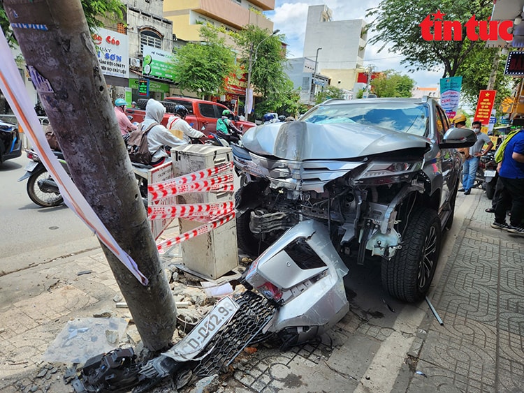 TP Hồ Chí Minh: Ô tô ngân hàng gây tai nạn liên hoàn, 3 người bị thương