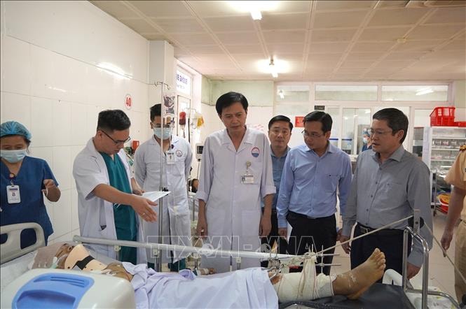 Thăm hỏi các nạn nhân trong vụ xe ô tô lao vào chợ ở Lao Bảo