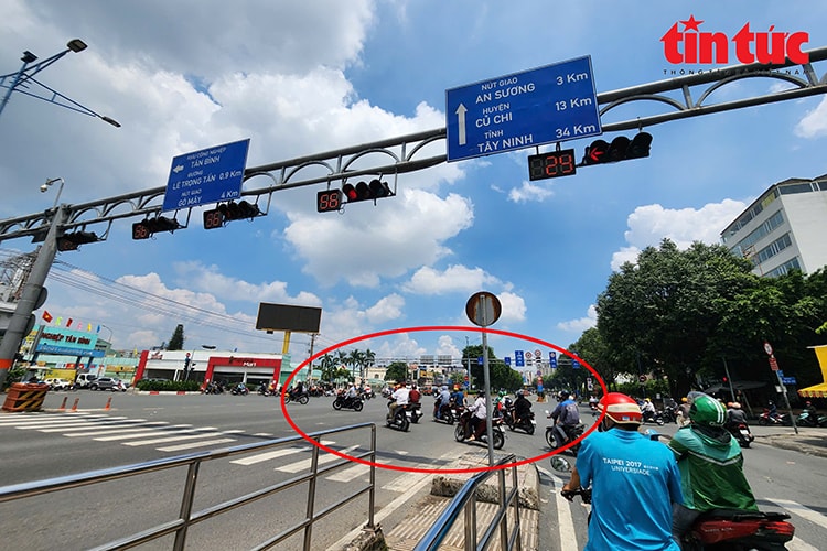 TP Hồ Chí Minh: Tái diễn cảnh vượt đèn đỏ, đi ngược chiều và leo vỉa hè gây nguy hiểm