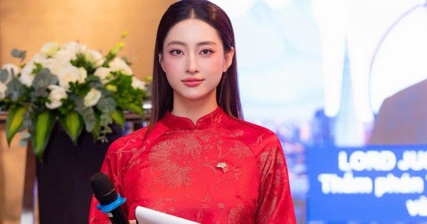 Lương Thùy Linh gây chú ý làm MC song ngữ