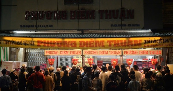 Đông nghẹt người xếp hàng mua bánh Trung thu ở tiệm bánh Phương Diêm Thuận