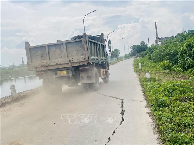 Xuất hiện tình trạng lún, nứt đê sông Nhuệ, sông Duy Tiên