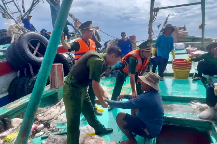 Bắt giữ đối tượng bị truy nã về tội giết người lẩn trốn trên tàu cá ở Côn Đảo