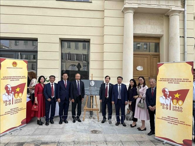 Lễ gắn lại biển tưởng niệm Chủ tịch Hồ Chí Minh tại Marseille