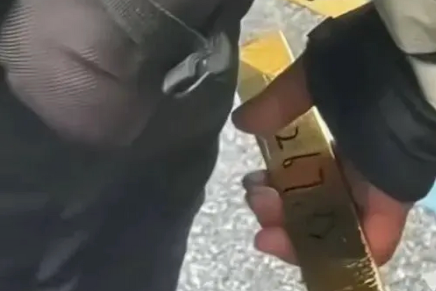 Trung Quốc: Thanh niên giao hàng nhặt được thỏi vàng nặng hơn 2kg, lập tức nộp cảnh sát