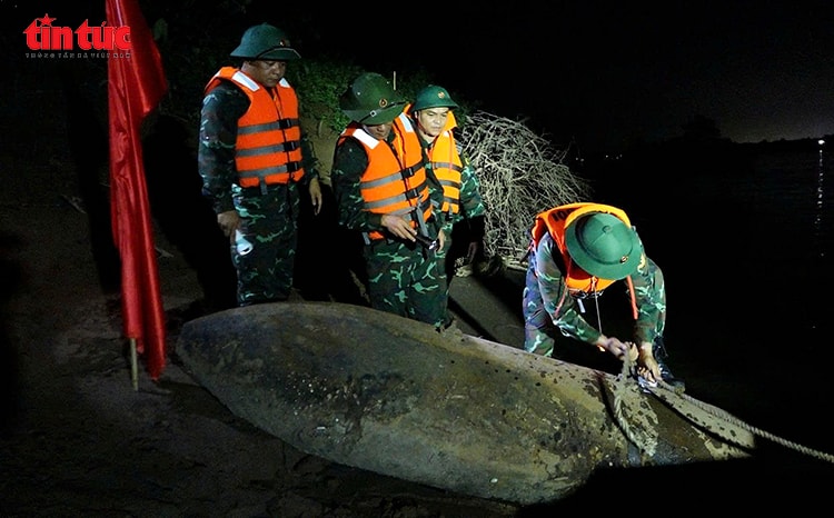 Hà Nội: Xử lý an toàn hai quả bom nặng hơn 1,3 tấn gần cầu Long Biên