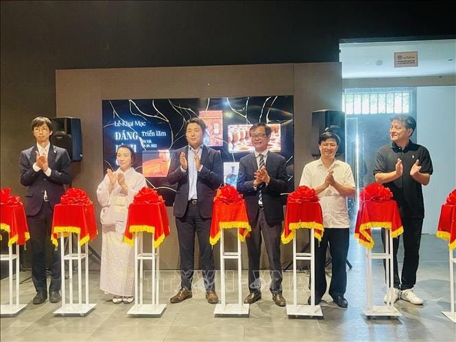 Triển lãm 'Dáng hình của đất'